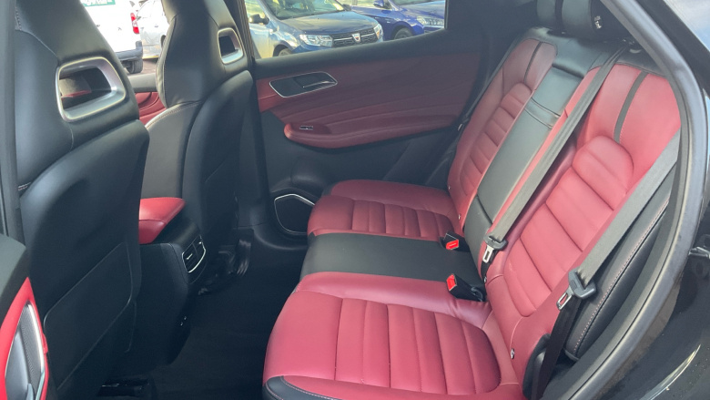 MG Hs 1.5 T-GDI Exclusive 5dr DCT Petrol Hatchback